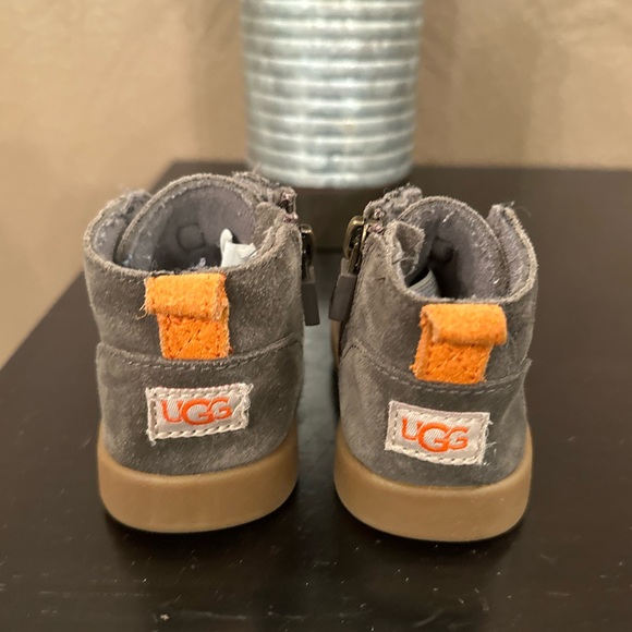 UGG Unisex-Child Kristjan Chukka Boot - Picture 2 of 5
